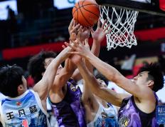 亚洲队球员努力奋斗，国际篮球挑战赛场连连取胜的简单介绍