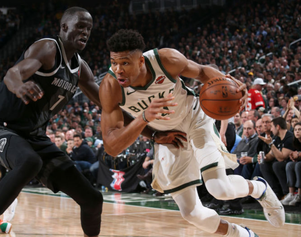 蒂姆连续十场比赛得分超过重要助攻，雄鹿不断突破！再创辉煌时刻(库里这场比赛数据)